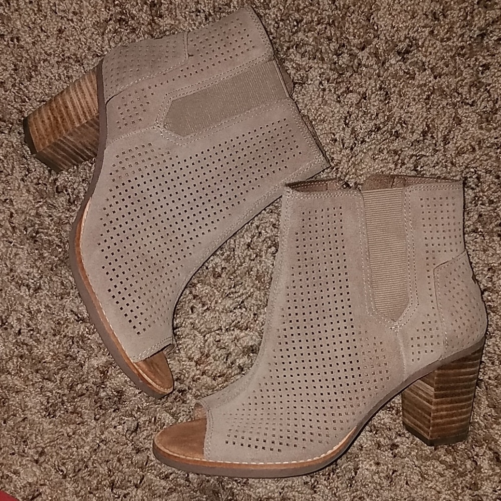 Cute suede Tom's booties